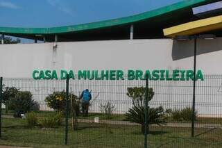 Fachada da Casa da Mulher Brasileira, onde funciona a Deam. (Foto: Marcos Maluf)