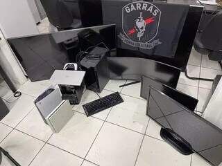 Computadores utilizados pelos golpistas e apreendidos pela polícia. (Foto/Divulgação: Garras)