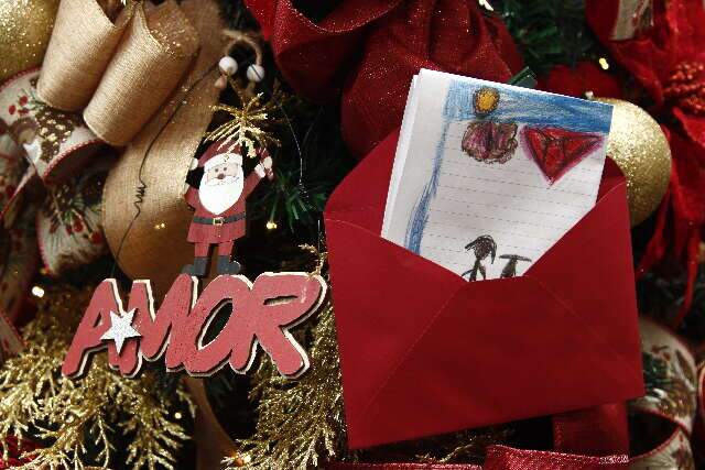 Prazo para adoção de cartinhas de Natal termina nesta sexta-feira 