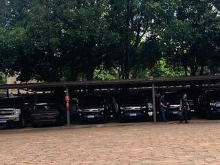 Movimentação de policiais federais na manhã desta quarta-feira na Superitendência da Polícia Federal em Campo Grande (Foto: Bruna Marques) 
