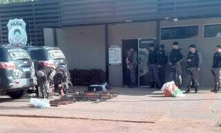 Equipes do Choque quando chegavam à delegacia com armas apreendidas em Bonito (Foto: Direto das Ruas)