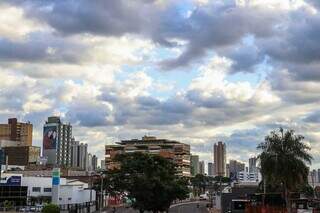 Céu com muitas nuvens visto da Avenida Fernando Corrêa da Costa, Centro da Capital (Foto: Henrique Kawaminami)