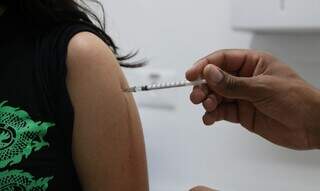 Mulher é vacinada contra covid-19. (Foto: Agência Brasil)