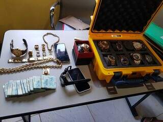 Joias, relógios e dinheiro apreendidos em operação contra narcotráfico e comércio de armas (Foto: Divulgação)