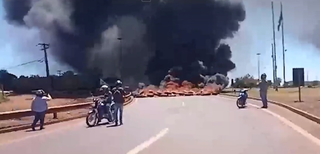 Em Mato Grosso do Sul os manifestantes queimaram pneus e interditaram o Trevo Bandeira, no entroncamento das BRs 463 e 163, em Dourados (Foto: reprodução / vídeo)