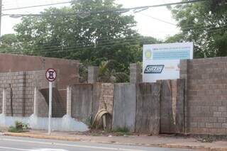 Depois de pelo menos 10 invas&otilde;es, asilo ter&aacute; muro de 3 metros e concertina 