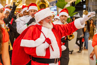 Papai Noel está presencialmente todos os dias no shopping. Ele permanece até dia 24 de dezembro, depois disso sai para a entrega dos presentes. (Foto: Divulgação).