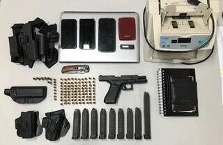 Arma e munições apreendidas pela polícia nesta quinta-feira. (Foto: Divulgação)