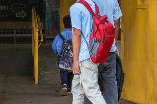Crianças entrando na escola na manhã desta sexta-feira (Foto: Henrique Kawaminami)