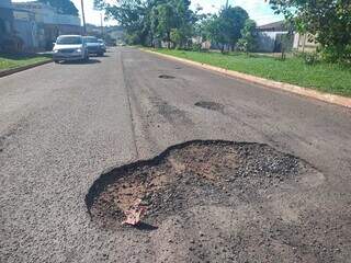 Buracos abertos h&aacute; tr&ecirc;s meses s&atilde;o armadilhas a condutores em avenida no Tijuca
