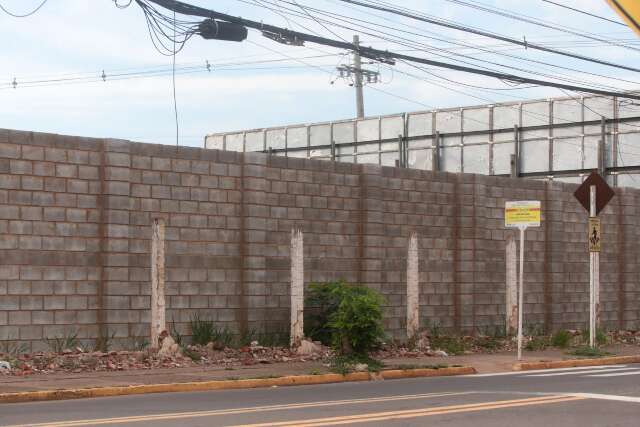 Depois de pelo menos 10 invas&otilde;es, asilo ter&aacute; muro de 3 metros e concertina 