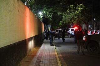 Homem morre baleado em frente &agrave; Casa do Albergado e um fica ferido
