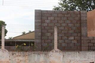 Depois de pelo menos 10 invas&otilde;es, asilo ter&aacute; muro de 3 metros e concertina 