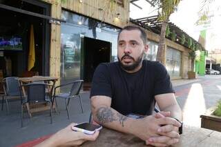 Nicolas Greg, gerente do bar Garden 67 em Campo Grande. (Foto: Kísie Ainoã)