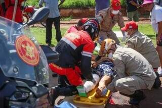 Vítima de acidente sendo atendida pelos bombeiros (Foto: Henrique Kawaminami)