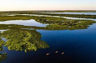 Pantanal é um dos principais ativos para receber incentivos por carbono neutro; imagem mostra turistas em caiques no Rio Paraguai, na região da Serra do Amolar. (Foto: Lucas Ramos Mendes)