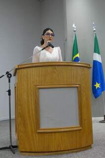 Juíza Mariel Cavalin dos Santos fazendo discurso histórico na entidade. (Foto: Divulgação)