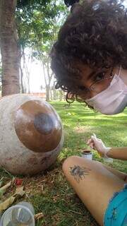 Isabelle Aquino fez registro do processo de pintura da esfera. (Foto: Arquivo pessoal)