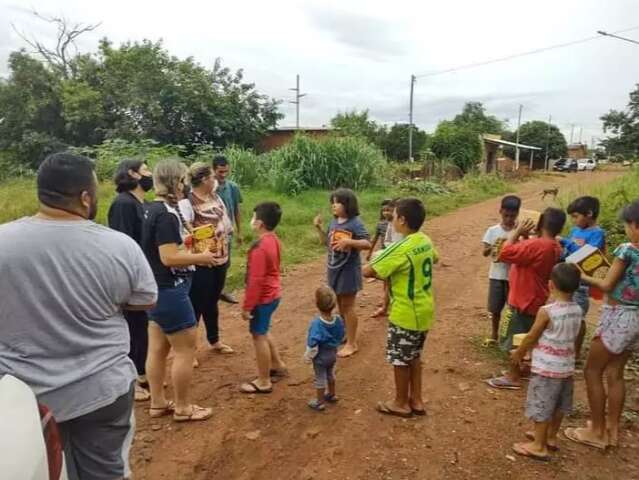 Grupo arrecada panetones para fazer Natal de fam&iacute;lias carentes mais feliz