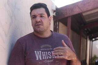 Homem joga arma em casa e foge correndo da pol&iacute;cia ap&oacute;s briga em tabacaria