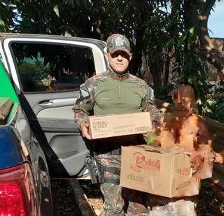 Policial entrega alimentos para idoso. (Foto: Divulgação/PMA)