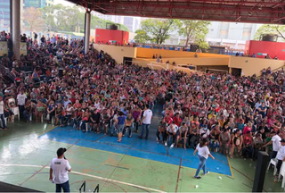 Quadra da escola Joaquim Murtinho, em Campo Grande, durante entrega de cartões do Mais Social. (Foto: Gabrielle Tavares)