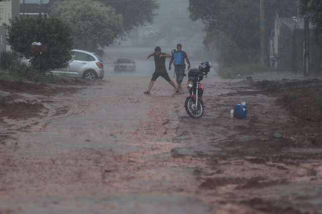 Chuva chega mansa, mas alerta para 39 cidades &eacute; de tempestade at&eacute; amanh&atilde;