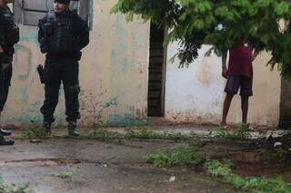 Homem &eacute; encontrado morto em cima de colch&atilde;o 