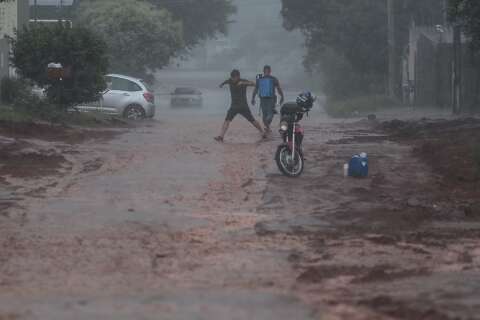 Chuva chega mansa, mas alerta para 39 cidades é de tempestade até amanhã
