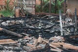 Casa de madeira &eacute; consumida pelo fogo e morador quase n&atilde;o consegue sair