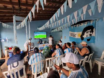 Em casa de argentino, devotos de "São Maradona" vibram com gol de Messi