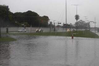Chuva alaga parte da pista da avenida Duque de Caxias. (Foto: Marcos Maluf)