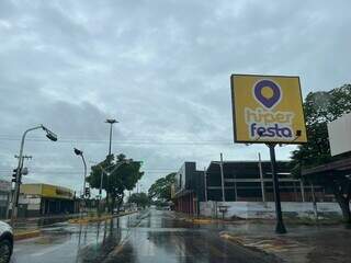 Chuva deste domingo na Hayel Bon Faker, região sul de Dourados. (Foto: Helio de Freitas)