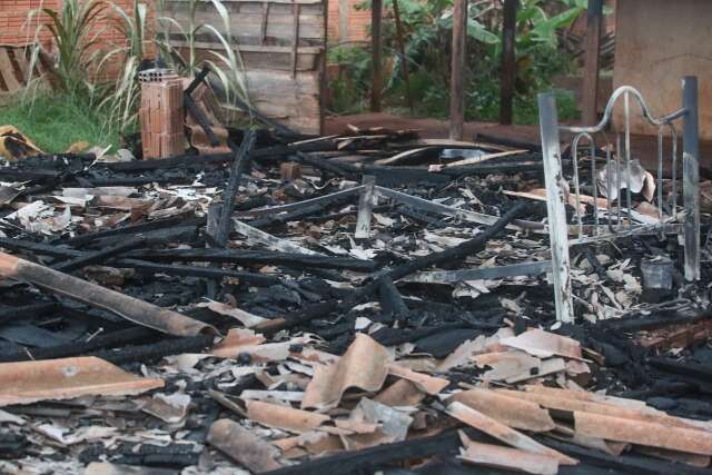 Casa de madeira &eacute; consumida pelo fogo e morador quase n&atilde;o consegue sair