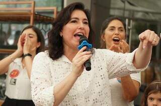 Simone Tebet discursando em evento durante a campanha eleitoral. (Foto: Facebook/Reprodução)