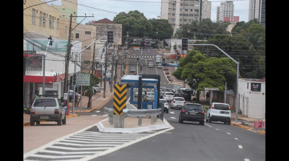 Corredor de ônibus na Rua Brilhante vira estacionamento e leitor reclama -  Capital - Campo Grande News