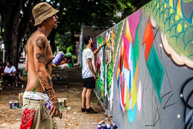Empres&aacute;rio d&aacute; muro como tela e artistas colorem esquina com grafite