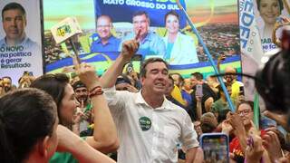 Eduardo Riedel comemorando vitória logo após resultado das eleições (Foto Paulo Francis/Campo Grande News)