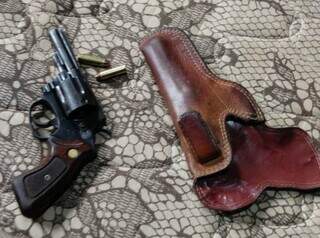 Revólver calibre 38 encontrado com um dos alvos da operação (Foto: Divulgação)