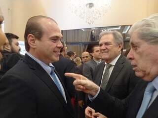 À esquerda, Marcelo Bertoni, presidente da Famasul, rindo para André Puccinelli. (Foto: Gabriela Couto)