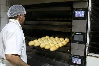 Pães saindo de forno; preço final depende de diversos fatores. (Foto: Agência Brasil)