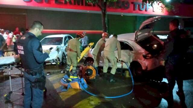 Carro desgovernado atinge tr&ecirc;s ve&iacute;culos estacionados em Caarap&oacute;