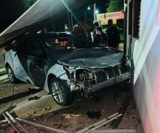 Casal em moto &eacute; atingido por carro em cruzamento com sem&aacute;foro intermitente