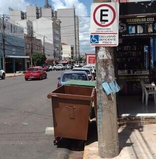 Na Dom Aquino, lixeiras ocupam estacionamento exclusivo de deficientes (Foto: Direto das Ruas)