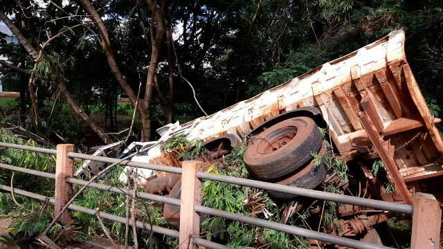 Motorista perde controle e, para não invadir pista, joga caminhão em córrego