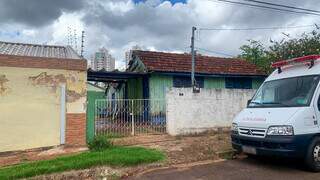 Casa antiga, do outro lado da rua, com problemas em toda a estrutura. (Foto: Ângela Kempfer)