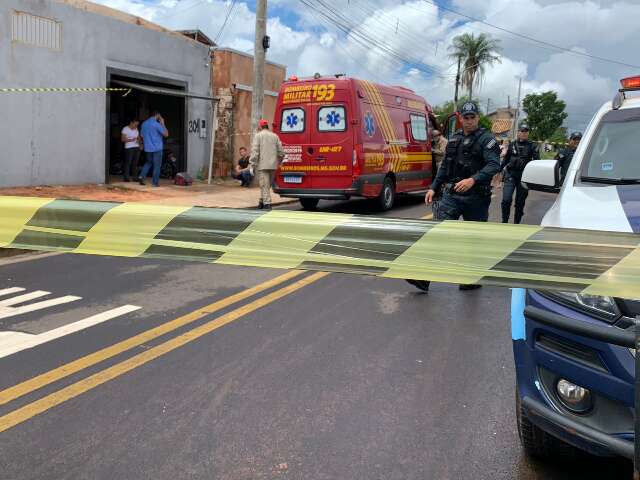 Homem &eacute; esmagado por pilha de t&aacute;buas em marcenaria e morre 