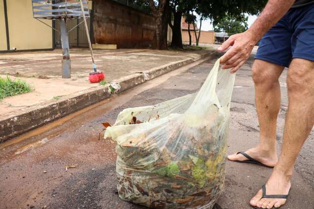 Ap&oacute;s chuva, moradores fazem limpeza de meio-fio e cal&ccedil;adas 