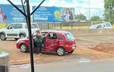 Carro bate em motociclista ao cruzar avenida em local proibido