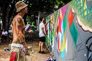 Rua do Jardim dos Estados agora tem mais cor graças ao talento de grafiteiros. (Foto: Dhérick Macedo/@dherick_macedo)